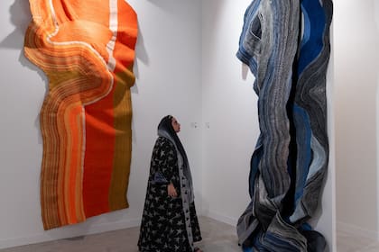 El stand de Praxis con obras de Josefina Concha en la feria Abu Dhabi Art