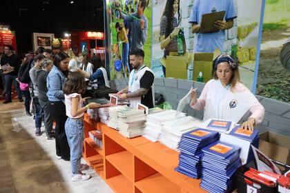 El stand de Sirve Ahora en la Feria del Libro convoca a personas de todas las edades que quieran colaborar con las escuelas rurales