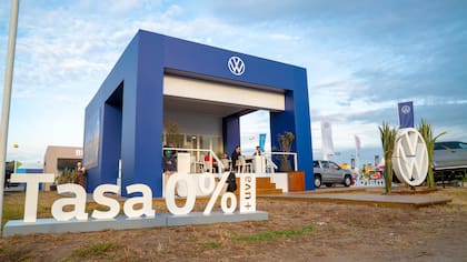 El stand de Volkswagen reúne en un mismo espacio a las divisiones de vehículos comerciales, camiones y buses, con una oferta integral para el agro y la logística.
