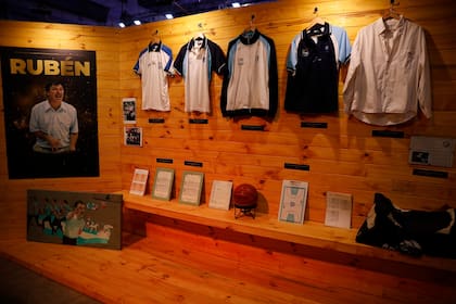 El stand del DT Rubén Magnano, incluida la camisa que usó en la final de Atenas 2004