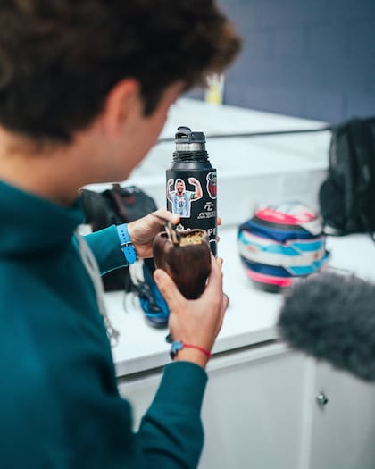 El sticker de Messi que lució Colapinto en su termo