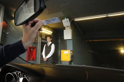 El sticker en el parabrisas es la clave para usar el servicio