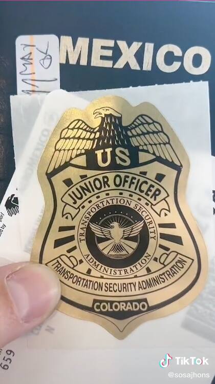 El sticker que el joven recibió en el aeropuerto de Colorado