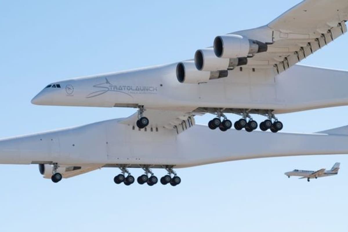 El Stratolaunch mide de largo más que una cancha de fútbol