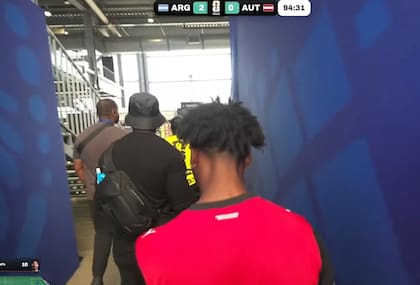 El streamer abandonó el estadio mientras se jugaba el partido (Foto: X)