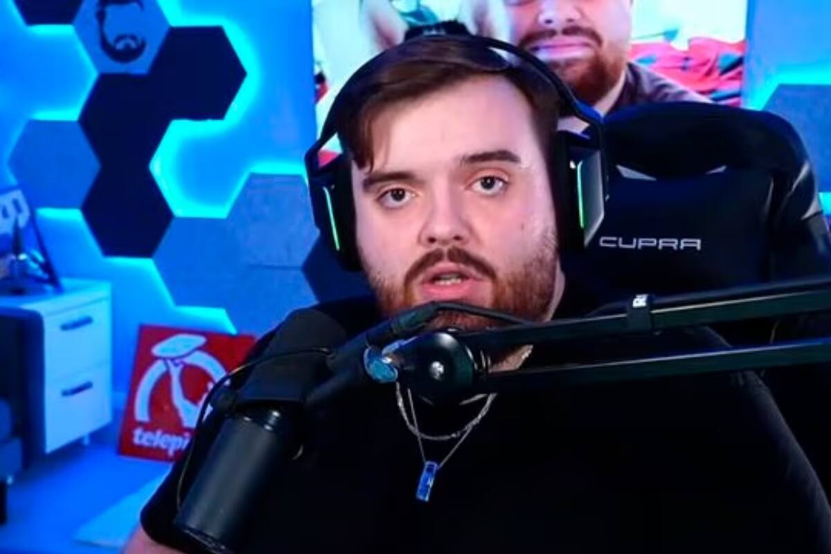 El streamer utiliza un micrófono para una excelencia en sonido (Captura video)