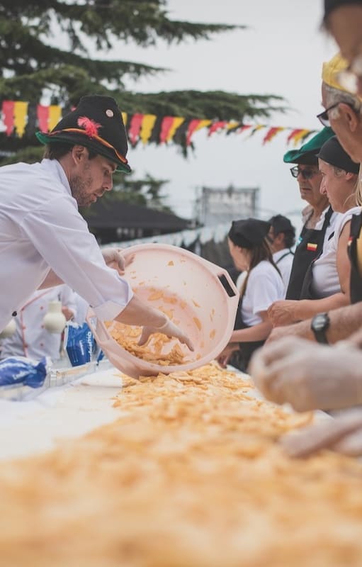El Strudel Fest comenzó a celebrarse en 2016, cuando se hizo el primer strudel gigante de 15 metros. Ahora van por uno de 70.