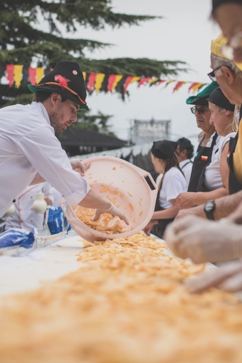 El Strudel Fest comenzó a celebrarse en 2016, cuando se hizo el primer strudel gigante de 15 metros. Ahora van por uno de 70.