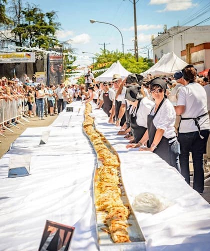 El strudel gigante en plena elaboración.