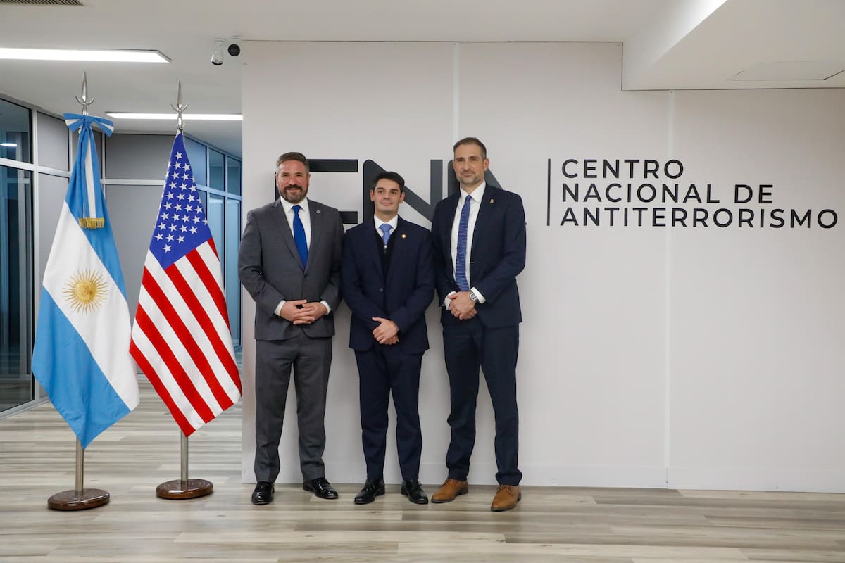 El subdirector adjunto del FBI, Andrew Bailey, se reunió en la Argentina con el embajador de los Estados Unidos, Peter Lamelas, y con altos funcionarios de la SIDE y del Centro Nacional Antiterrorista de la Argentina.
El encuentro tuvo como objetivo reforzar la lucha conjunta contra las redes terroristas y criminales en el extranjero y detener amenazas antes de que lleguen al pueblo estadounidense.
Así, la Argentina y los Estados Unidos profundizan el trabajo conjunto frente a las redes terroristas y criminales.