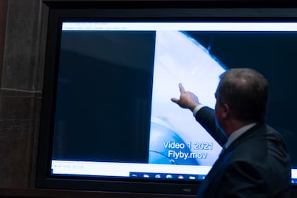 El subdirector de Inteligencia Naval, Scott Bray, muestra un video de un fenómeno aéreo no identificado durante una audiencia ante la Subcomisión de Inteligencia, Contraterrorismo, Contrainteligencia y Contraproliferación de la Cámara de Representantes sobre fenómenos aéreos no identificados, el martes 17 de mayo de 2022, en Washington. (AP Foto/Alex Brandon)