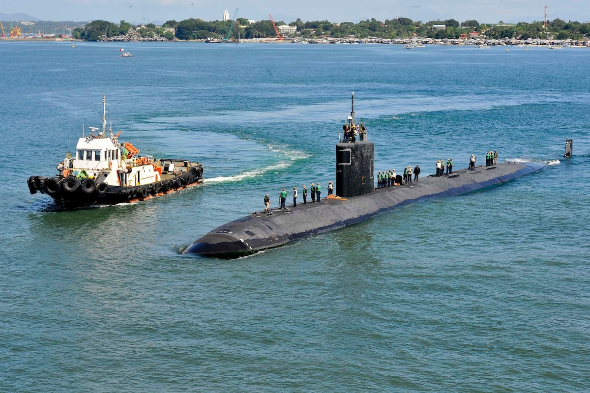 El submarino USS Greeneville (SSN 772) es escoltado en Filipinas