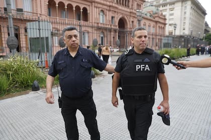 El suboficial de la Policía Federal que se encadenó en la Casa Rosada para exigir una mejora salarial
