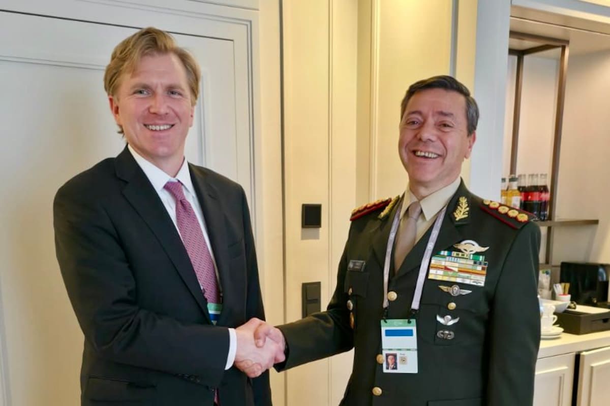 El subsecretario de Defensa para Políticas de Estados Unidos Elbridge Colby, con el ministro de Defensa argentino, Carlos Alberto Presti, en la reciente Conferencia de Seguridad de Munich