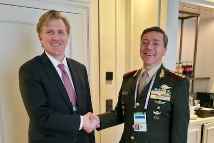 El subsecretario de Defensa para Políticas de Estados Unidos Elbridge Colby, con el ministro de Defensa argentino, Carlos Alberto Presti, en la reciente Conferencia de Seguridad de Munich