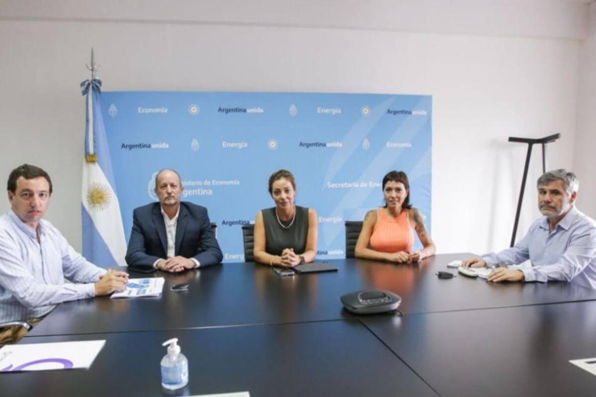 El subsecretario de Energía, Yanotti, el jefe de Gabinete de Kicillof, Insaurralde, la secretaria de Energía, Flavia Royón, la intendenta de Quilmes, Mayra Mendoza y el interventor del Enre, Walter Martello
