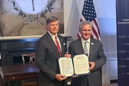 El subsecretario de Estado de Estados Unidos, Christopher Landau, y el canciller Pablo Quirno, en el consulado argentino en Nueva York.