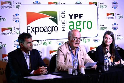 El subsecretario de Producción Agropecuaria y Forestal, Manuel Chiappe; el secretario de Agricultura, Sergio Iraeta, y la presidenta del Banco de Inversión y Comercio Exterior (BICE), Marina Calocero