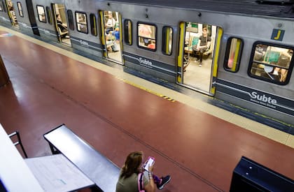 El subte pasó a valer $110 a partir de enero, y se prevé una nueva suba a febrero