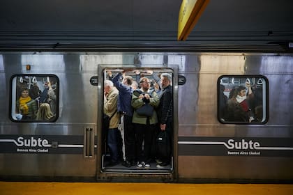El subte y los trenes funcionan de manera regular, aunque el paro de colectivos aumenta su caudal de pasajeros