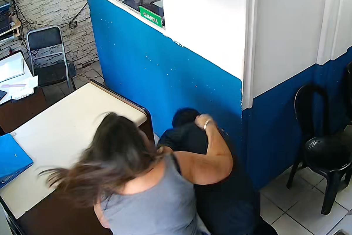El subteniente intentó echar por la fuerza a la mujer de la comisaría luego de que se acercara a realizar una denuncia