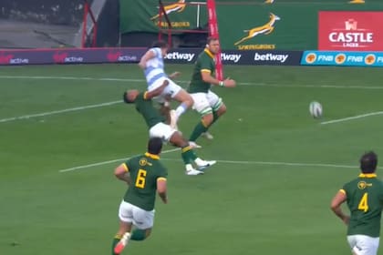 El sudafricano Grant Williams es impactado por Mallía cuando éste va a buscar una pelota aérea; por esta acción el argentino pudo perderse el estreno de los Pumas en el Mundial de Francia, pero la sanción no alcanzó ese encuentro.