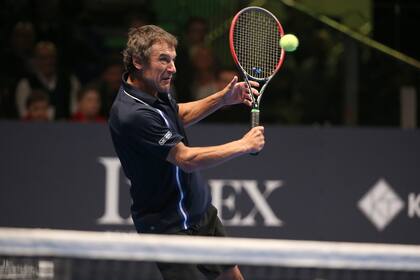 El sueco Mats Wilander, ex número 1 del circuito de tenis, durante un partido por el tour Seniors.