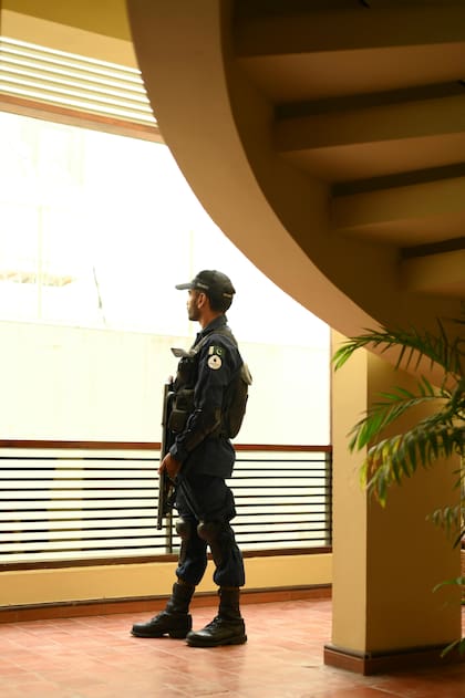 El sueldo de los guardias de seguridad de California podría aumentar hasta 30% por encima del salario mínimo