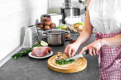 El sueldo mensual y por hora de los cocineros y personal de tareas específicas