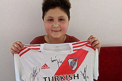 El sueño de Ramiro Lang, de 11 años, era tener una camiseta firmada por el plantel de River Plate