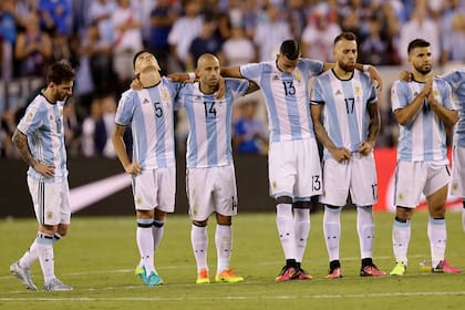 El sufrimiento de la definición por penales ante Chile; Messi, apesadumbrado, acaba de fallar su remate