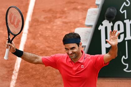 El suizo Roger Federer celebra después de ganarle al croata Marin Cilic durante el partido de tenis de la segunda ronda de Roland Garros