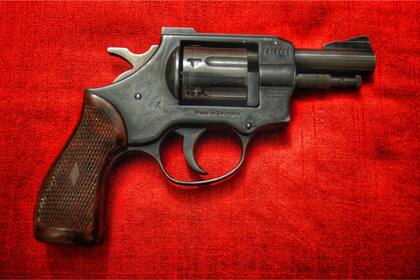 El sujeto disparó su revolver sin darse cuenta de que era contra sí mismo