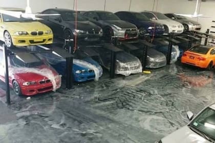 El sujeto, que se encuentra prófugo de la justicia, tenía 45 ejemplares, en su mayoría deportivos, entre los que destacan al menos tres Nissan GT-R, cinco BMW E46 M3 y tres BMW E92 M3, uno de los cuales es una rara edición Lime Rock