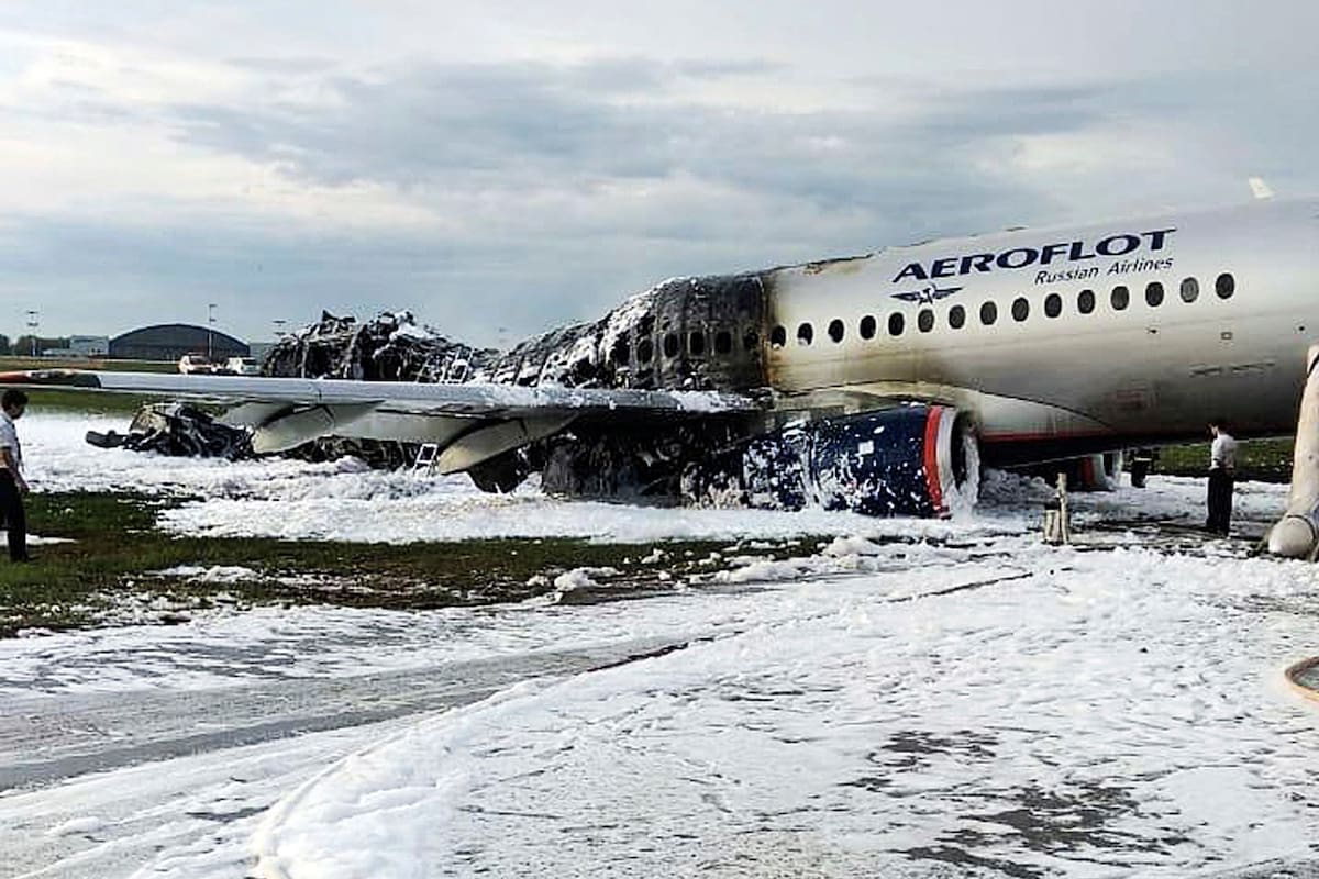 El Sujoi SSJ100, operado por la aerolínea Aeroflot, aterrizó de emergencia y se desplazó por la pista ya en llamas