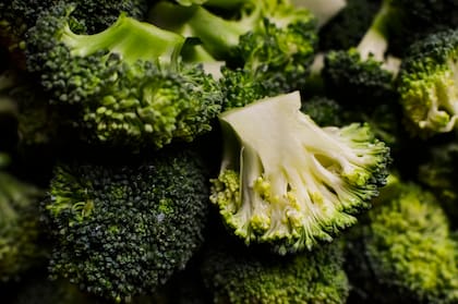 El sulforafano del brócoli mejora la circulación sanguínea en el cuero cabelludo y promueve un crecimiento más saludable del cabello