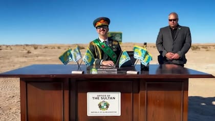 "El Sultán" de la República de Slowjamastan tiene un escritorio en medio del desierto para atender los asuntos relacionados con la micronación en California