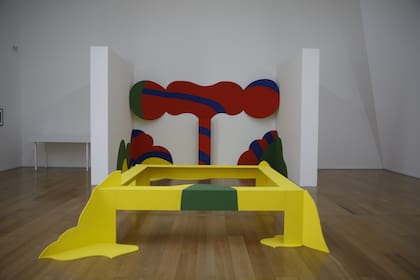 El Súper Elástico, escultura pop de sitio específico presentada en la galería Lirolay en 1965, fue recreada para esta muestra