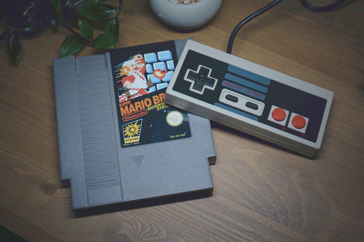 El Super Mario Bros. fue uno de los juegos más populares de la consola NES, lanzada en 1983; un inusual ejemplar sellado y sin uso se vendió en 3,7 millones de dólares en una subasta.