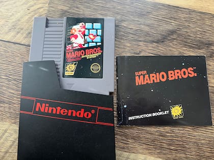 El Super Mario Bros. fue uno de los juegos más populares de la consola NES, lanzada en 1983; un inusual ejemplar sellado y sin uso se vendió en 3,7 millones de dólares en una subasta.