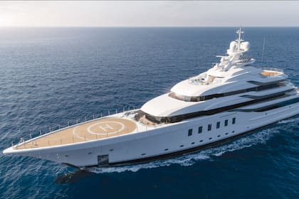 El super yacht fue construido en 2019 por Lurssen y su interior fue diseñado por Laura Sessa Romboli con un estilo atemporal, con mobiliario moderno y elegante.