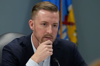 El superintendente de Instrucción Pública de Oklahoma, Ryan Walters, afirma que la medida tiene como objetivo recopilar información sobre la cantidad de hijos de migrantes ilegales que asisten a los colegios públicos