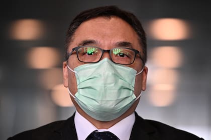 El superintendente superior de la fuerza policial de Hong Kong, Steve Li Kwai-Wah, habla durante una conferencia de prensa frente al edificio de la sede de la policía el 6 de enero de 2021, luego del arresto de docenas de figuras de la oposición bajo la Ley de Seguridad Nacional