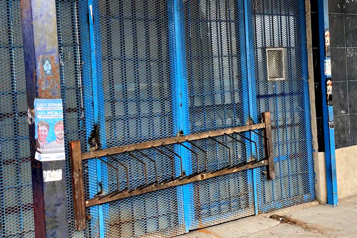 El supermercado chino que quisieron saquear anoche en Lomas de Zamora amaneció hoy cerrado y con un bicicletero soldado en el frente para evitar nuevos ataques.