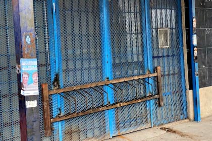 El supermercado chino que quisieron saquear anoche en Lomas de Zamora amaneció hoy cerrado y con un bicicletero soldado en el frente para evitar nuevos ataques.