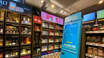 El supermercado está abierto las 24 horas todos los días de la semana