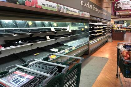 El supermercado se vio obligado a tirar toda la comida