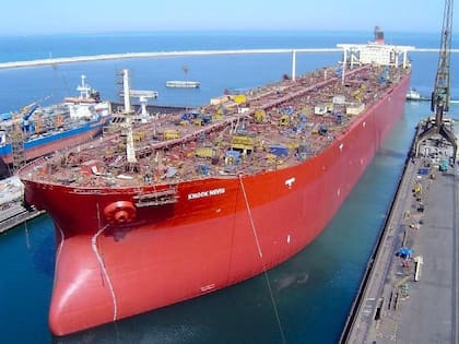 El superpetrolero terminó sus días como cisterna flotante. Tenía entonces el nombre de Knock Nevis.