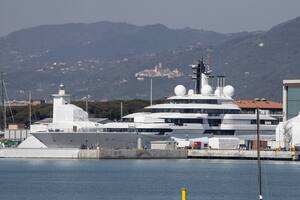 El súperyate Scheherazade, en el puerto de Marina di Carrara, en la Toscana, en marzo pasado. (Photo by Federico SCOPPA / AFP)