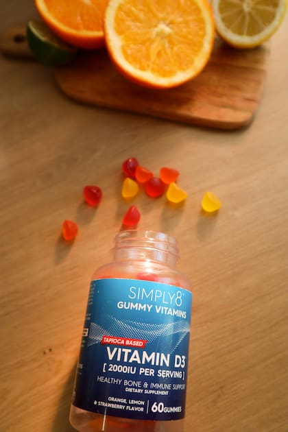 El suplemento de vitamina D también viene en gomitas; en el caso de Estados Unidos los frascos contiene la información sobre los componentes y la recomendación de cantidad a ingerir